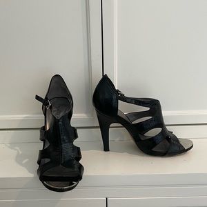 Tahari Ta-Shasta black leather heels with silver toe 6 1/2